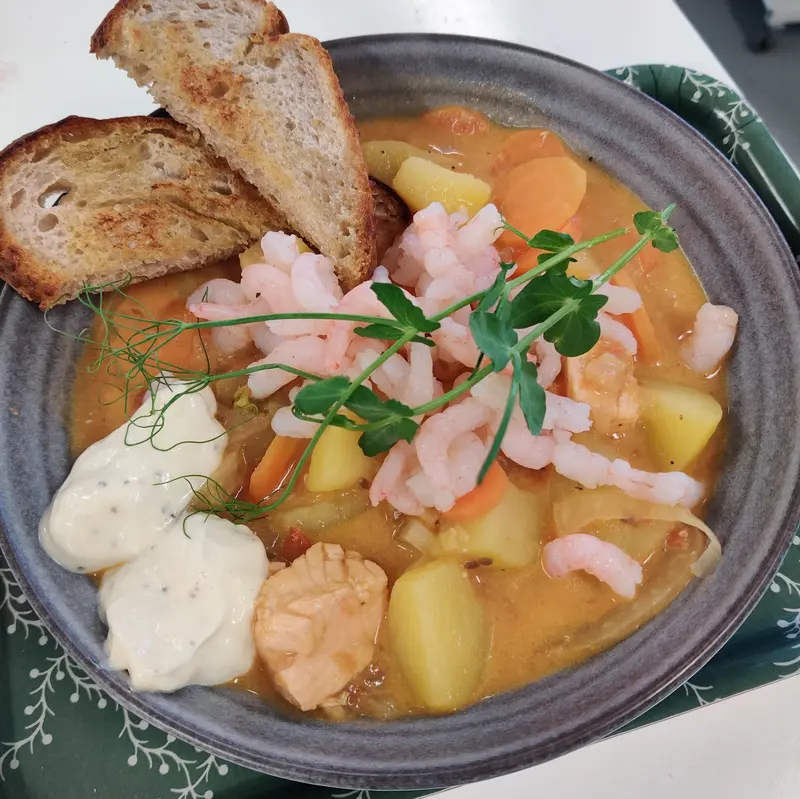 Fiskgryta, med torsk, lax och räkor.