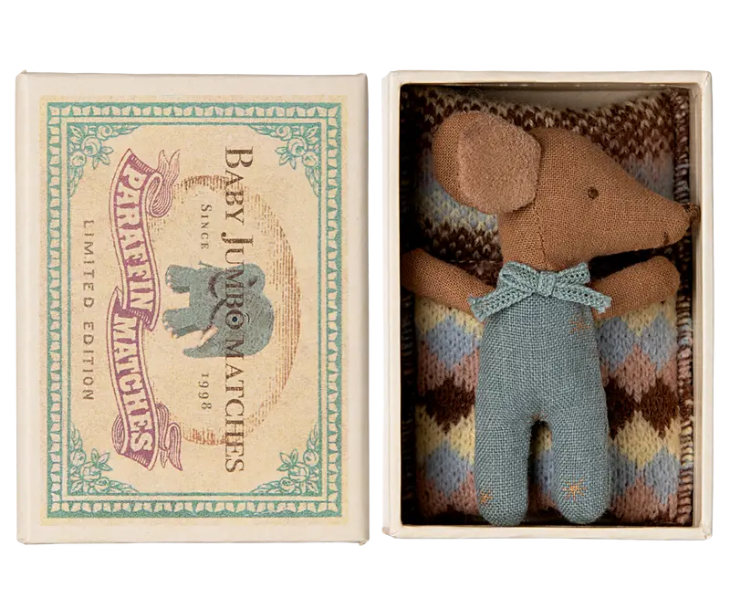 Maileg - Sleepy Wakey baby mouse blå i tändsticksask