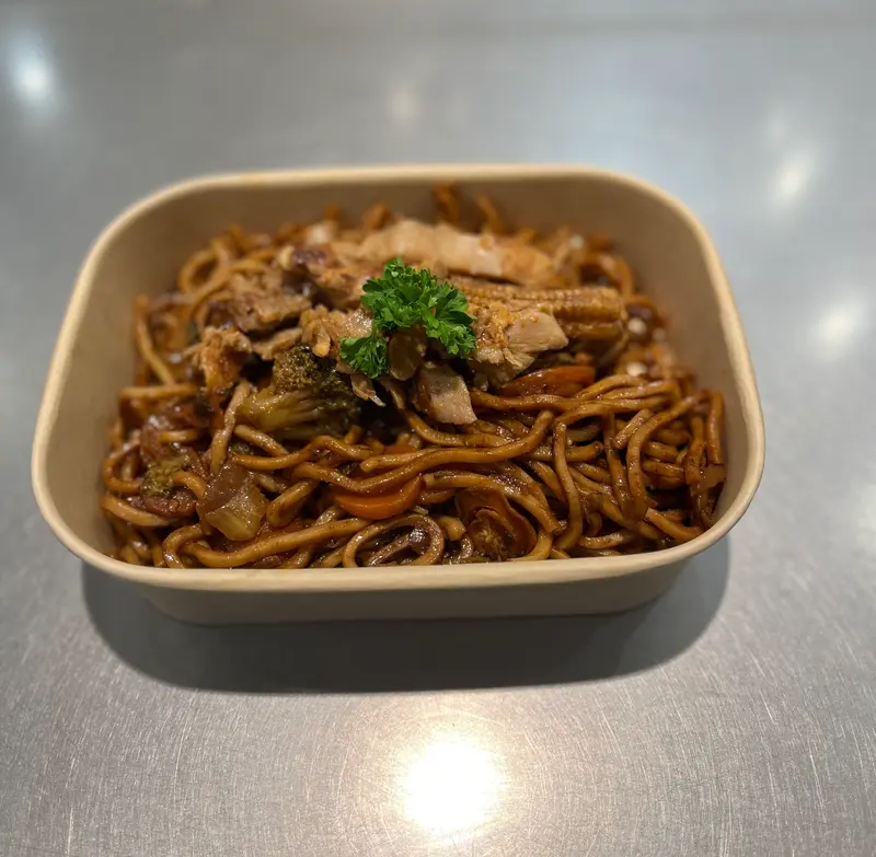 Wok med nudlar och kyckling
